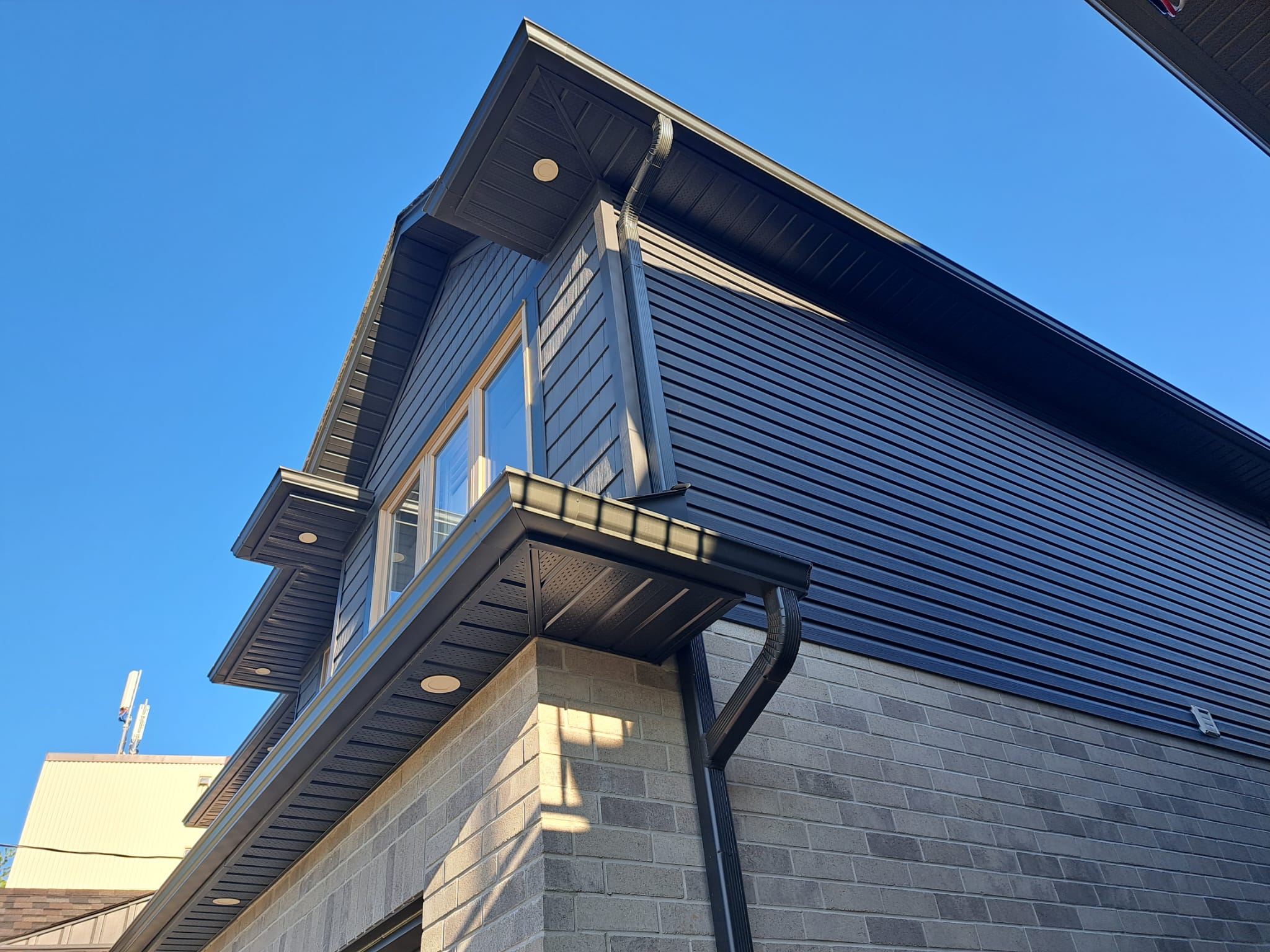 Complete aluminum gutter system with professional installation on ...